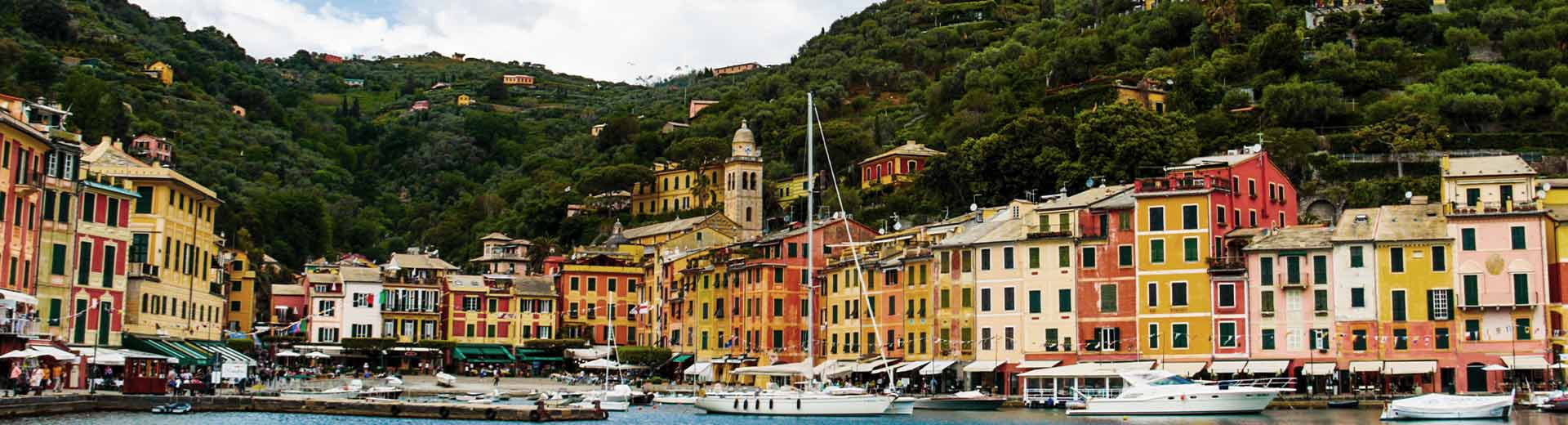 Die schönen und farbenfrohen Gebäude von Genua erstreckten sich entlang der Uferpromenade.