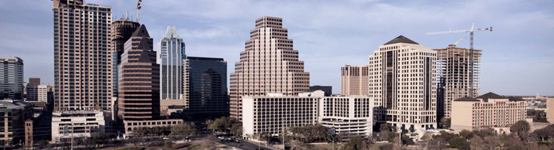 Bedeckter Himmel mit einer frauenantrieben Aussicht auf die vielen Gebäude im Stadtzentrum von Austin.