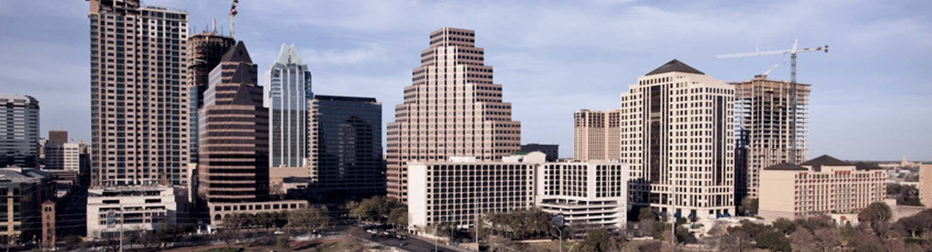 Cielo nublado con una vista frontal de los muchos edificios en el centro de la ciudad de Austin.