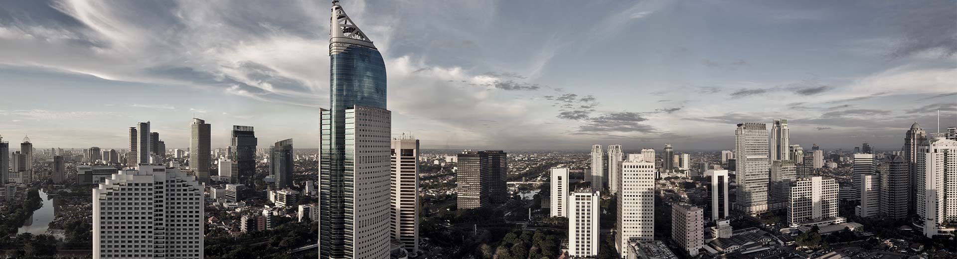 Die weitläufige Masse von Jakarta erstreckt sich so weit wie das Auge.