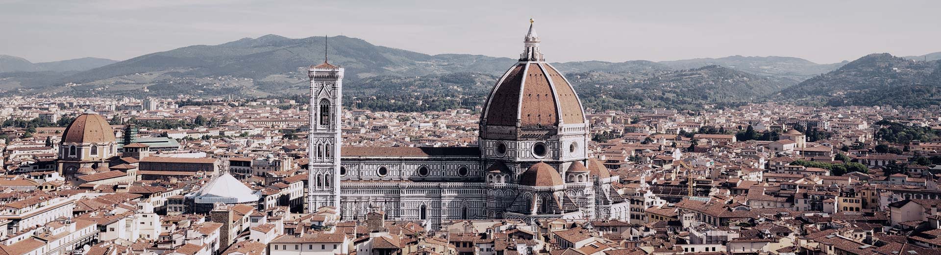 Die schöne Skyline von Florenz an einem klaren und warmen Tag. Die Dominierung der Gegend ist eine große und schöne Kathedrale.