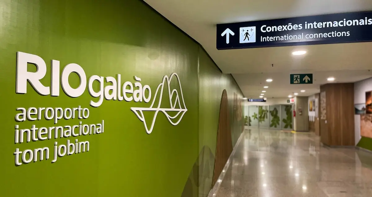 Shot of a corridor of Rio de Janeiro GIG Airport showing the airport's logo.