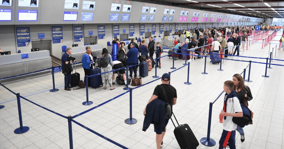 <figcaption class="wp-element-caption">Airports witness a surge in travelers during the holiday season, with Thanksgiving and Christmas emerging as the undisputed champions of bustling terminals. <em>Image credit: Phil Mosley/unsplash</em></figcaption>