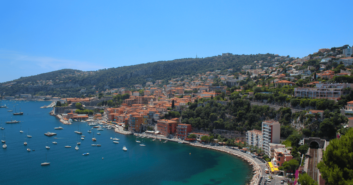 <figcaption class="wp-element-caption">The French Riviera dazzles with sun-kissed beaches, glamourous resorts, and vibrant culture along the Mediterranean coast. <em>Image credit: Wikimedia</em></figcaption>