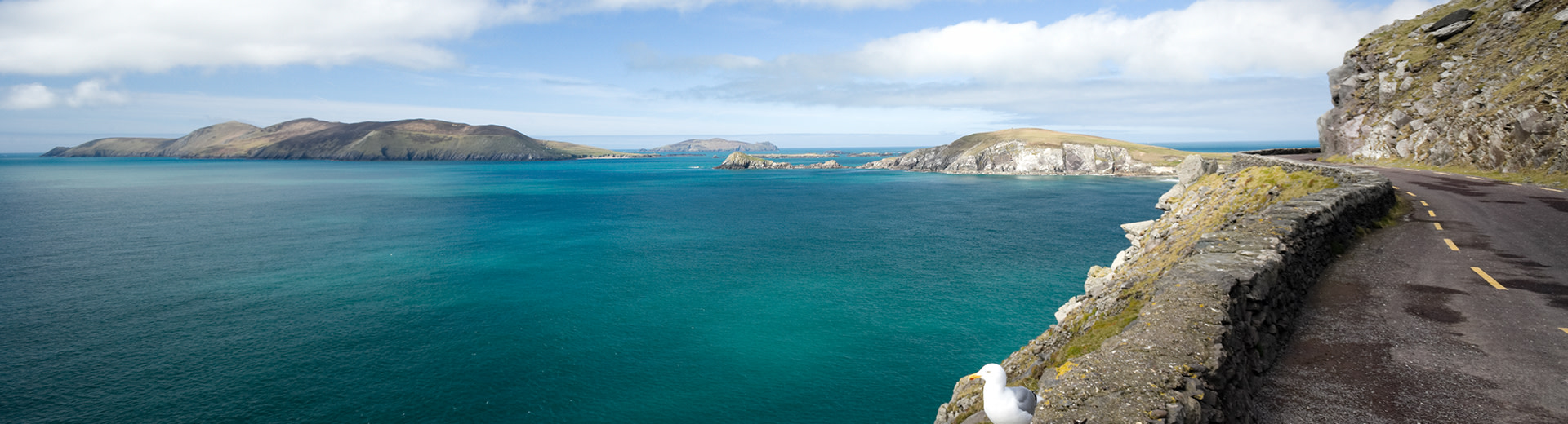 The picturesque coast of Shannon, with white sands and a deep blue ocean ocean.