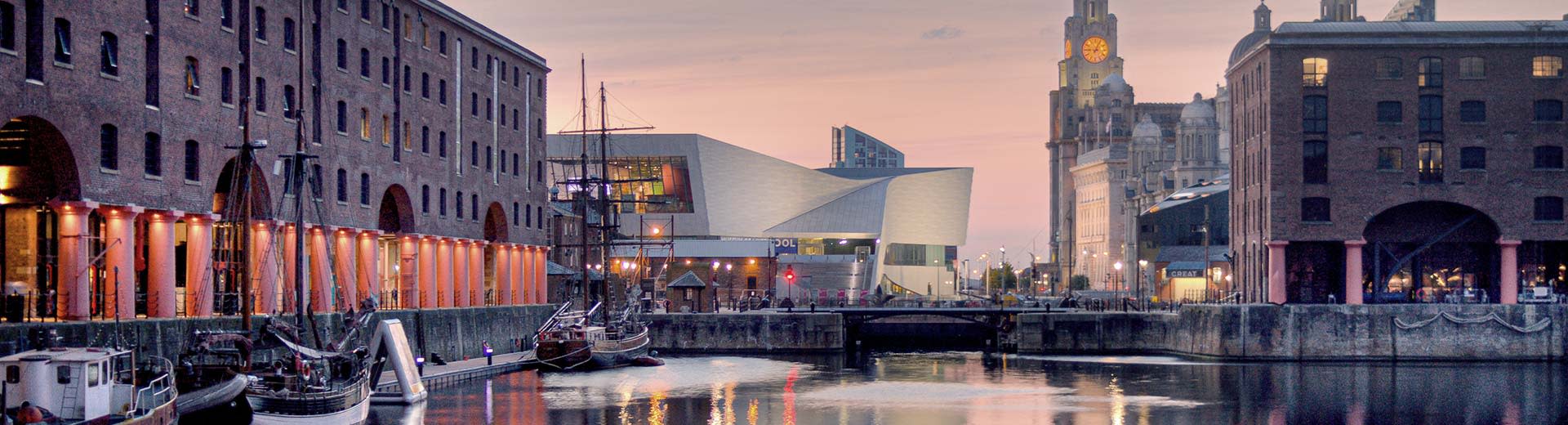 Los edificios modernos de Liverpool a orillas del río Mersey.