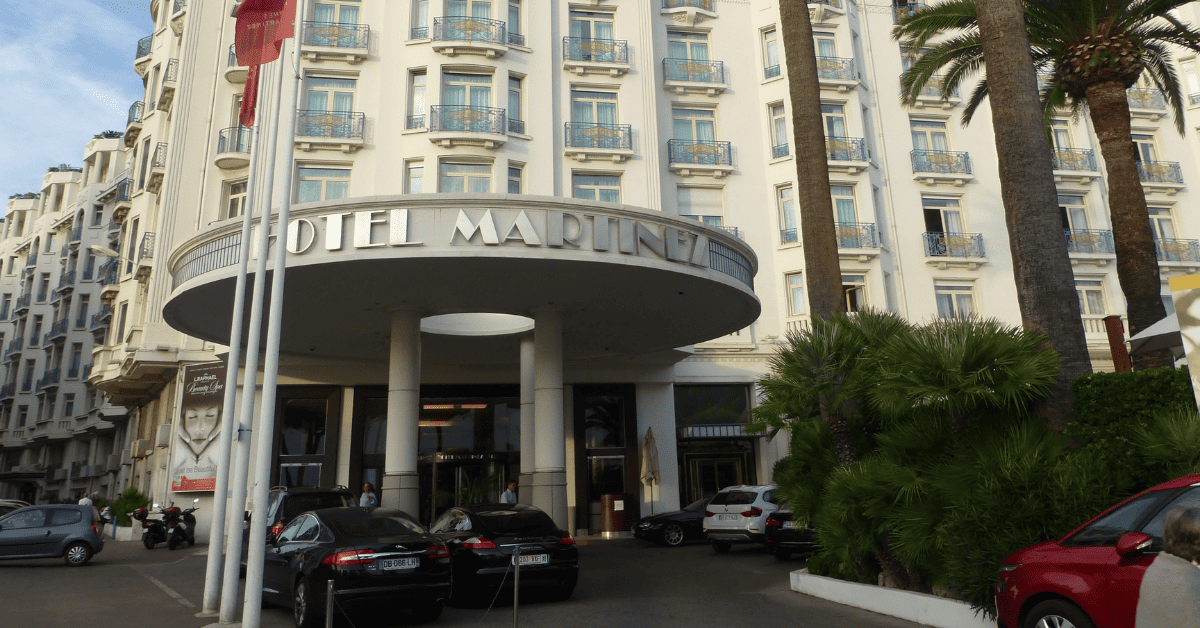 <figcaption class="wp-element-caption">Experience luxury and elegance at Hotel Martinez, a renowned seaside retreat in Cannes. <em>Image credit: Wikimedia </em></figcaption>