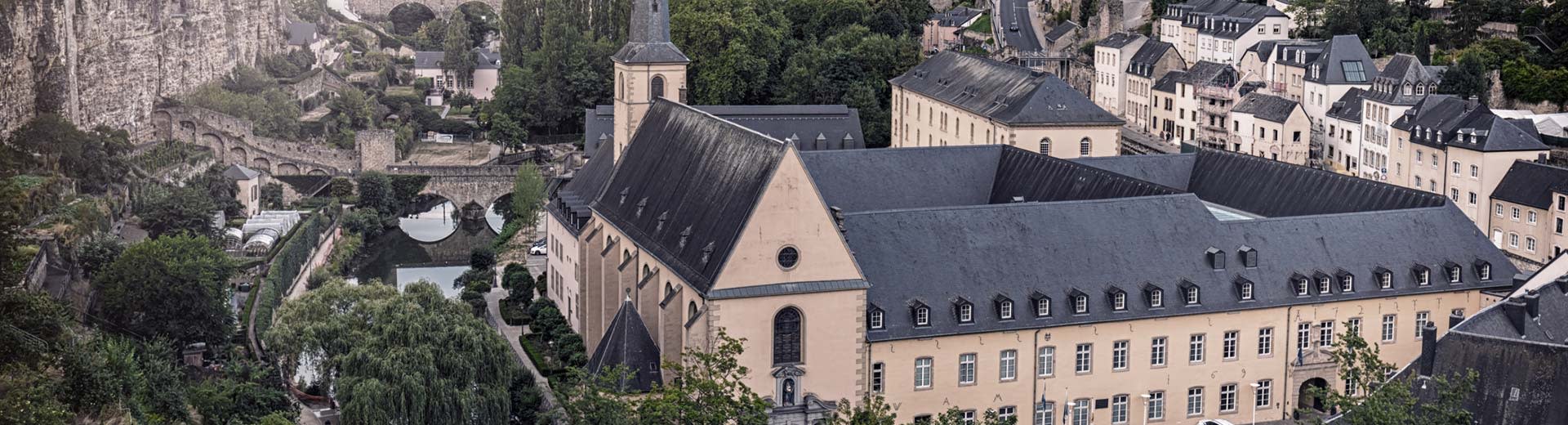 La histórica ciudad de Luxemburgo, con calles sinuosas y puentes empedrados.