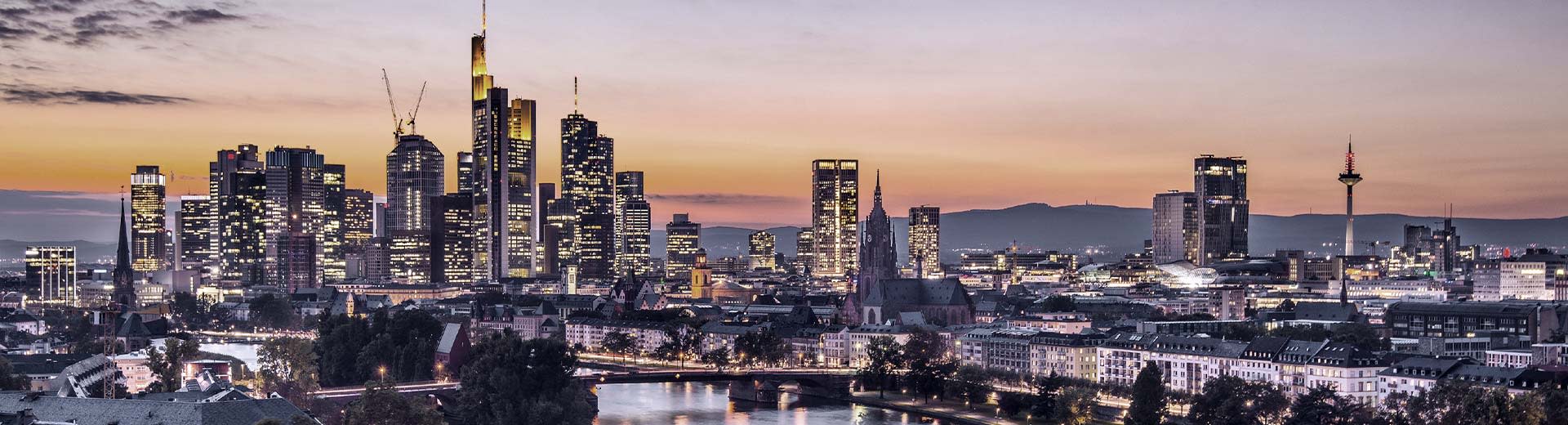 Les gratte-ciel imminents du quartier financier de Francfort à Sunset.