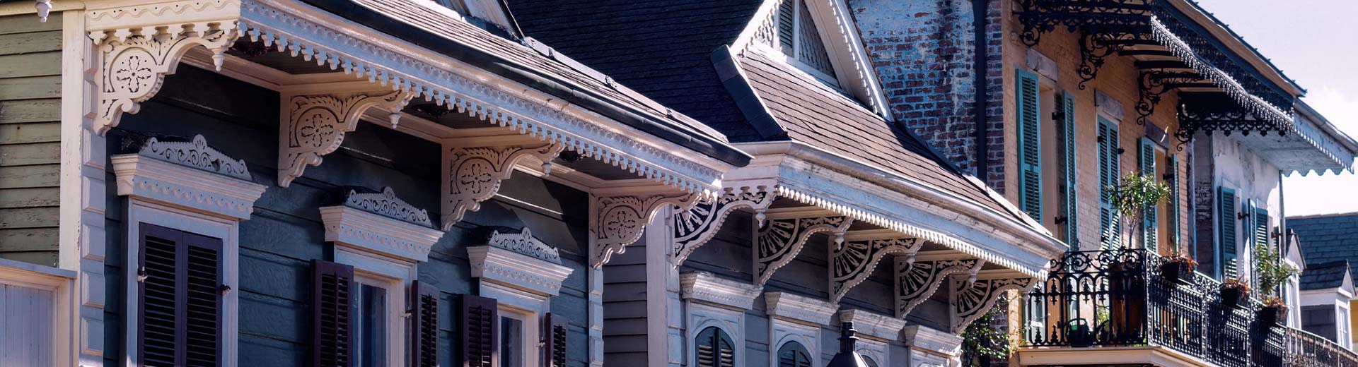 Eine traditionelle Veranda in der Kolonialzeit in New Orleans an einem klaren, sonnigen Tag.