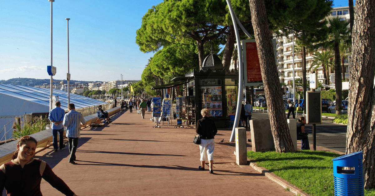 <figcaption class="wp-element-caption">Experience the iconic Boulevard de la Croisette and enjoy the glamorous ambiance of the French Riviera. <em>Image credit: Wikimedia</em></figcaption>