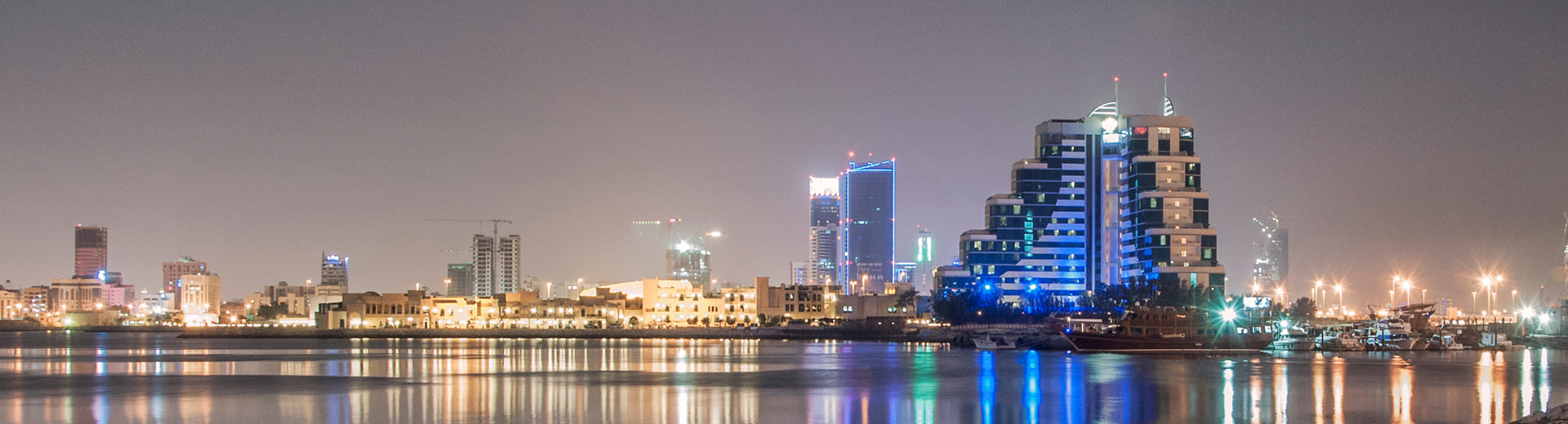 El impresionante horizonte de Muharraq por la noche ilumina el área circundante.