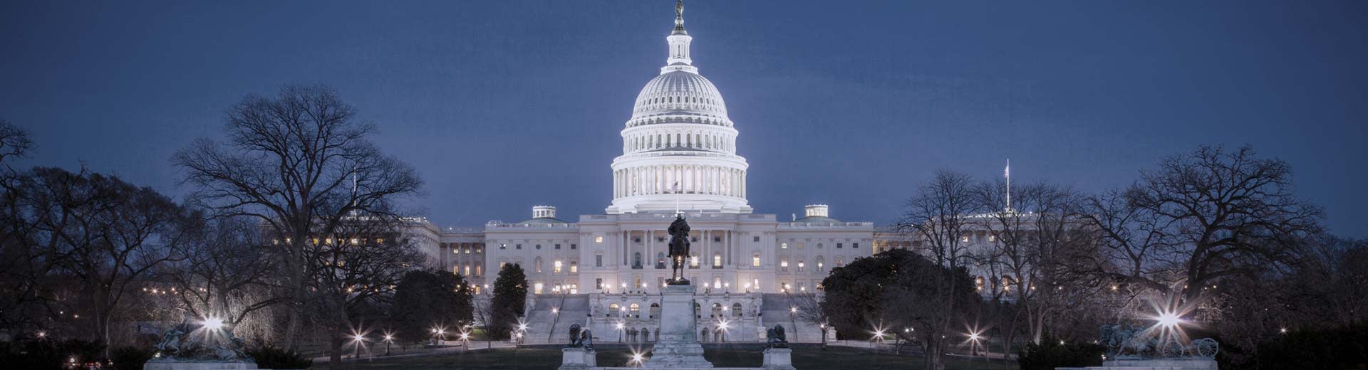 Ein dunkelblauer Himmel rahmt einen der berühmtesten Sehenswürdigkeiten in Washington D.C.