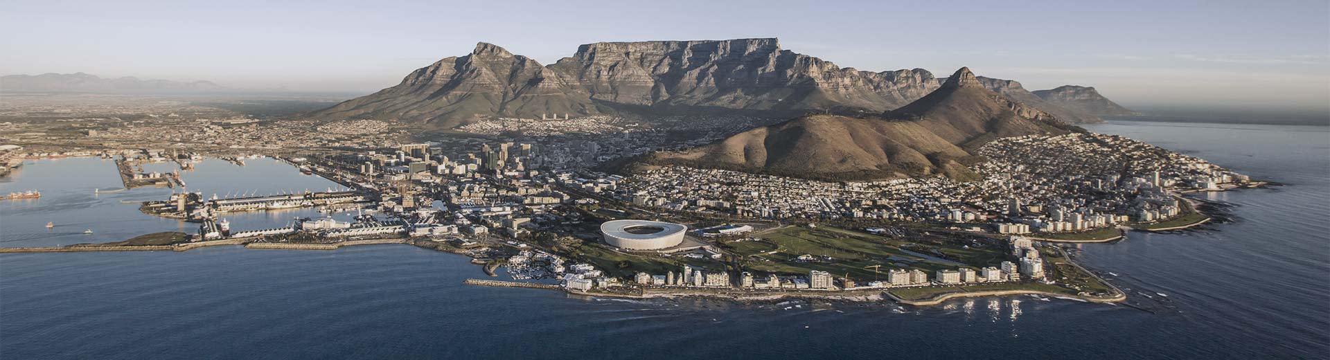 La famosa montaña de mesa detrás de la extensa metrópolis de Ciudad del Cabo.