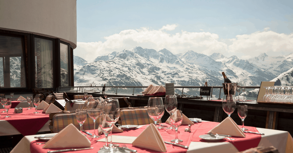 <figcaption class="wp-element-caption">Enjoy gourmet cuisine with an Alpine panorama at St. Anton.<em> Image credit: Arlberger Bergbahnen AG</em></figcaption>