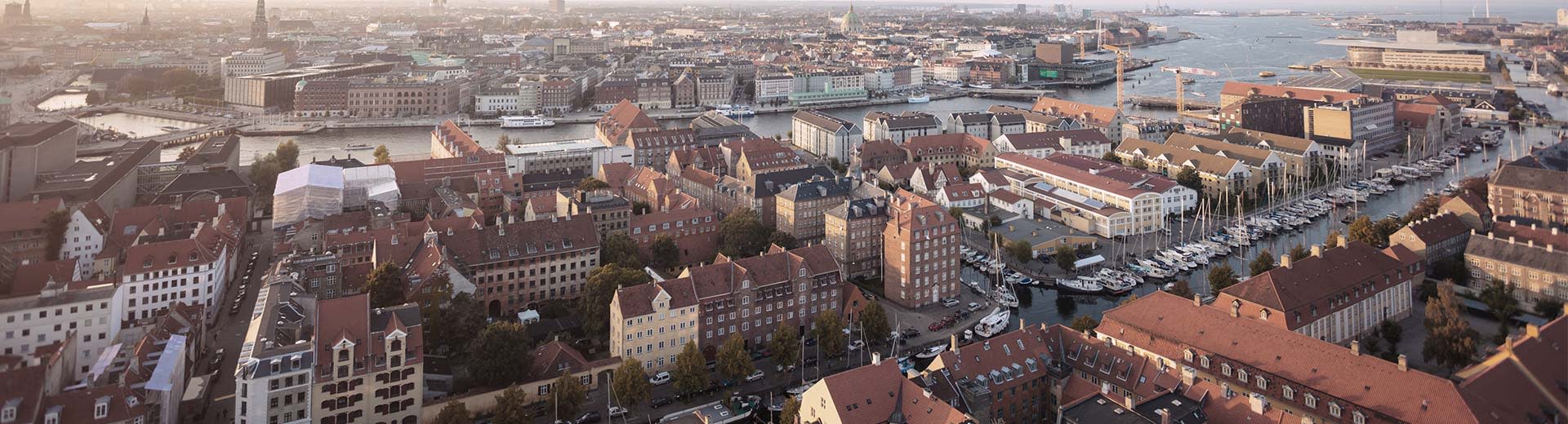 寒く晴れた日の美しく歴史的なコペンハーゲンの街並み。