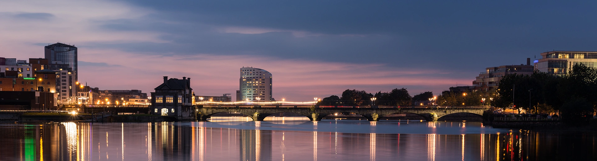 En début de soirée, la ligne d'horizon de Limerick se tient à silhouet contre le ciel.