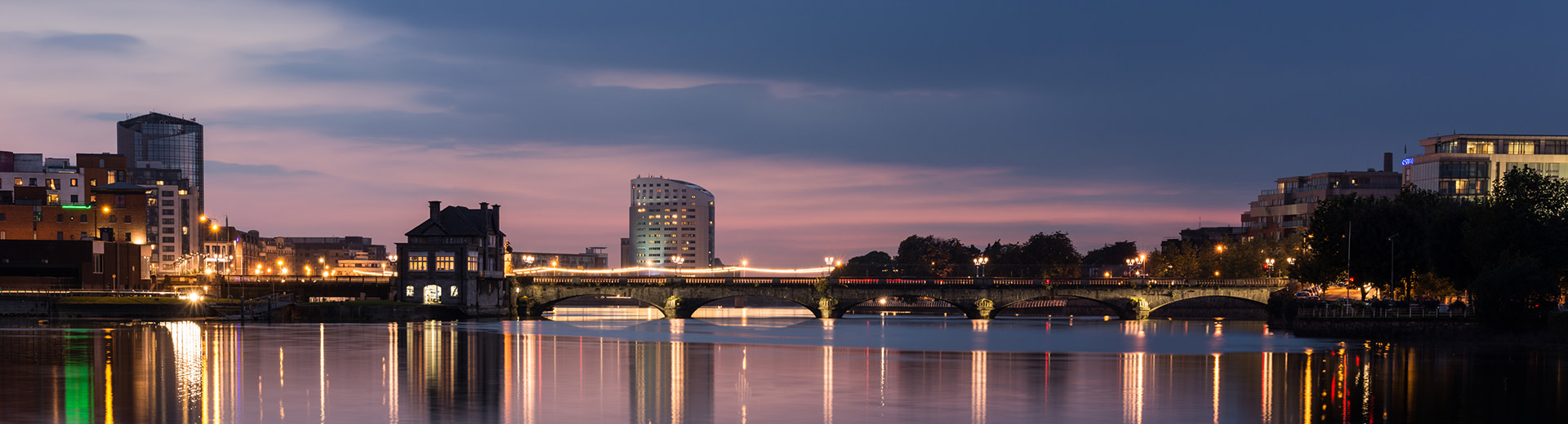 A primera hora de la tarde, el horizonte de Limerick se encuentra siluado contra el cielo.