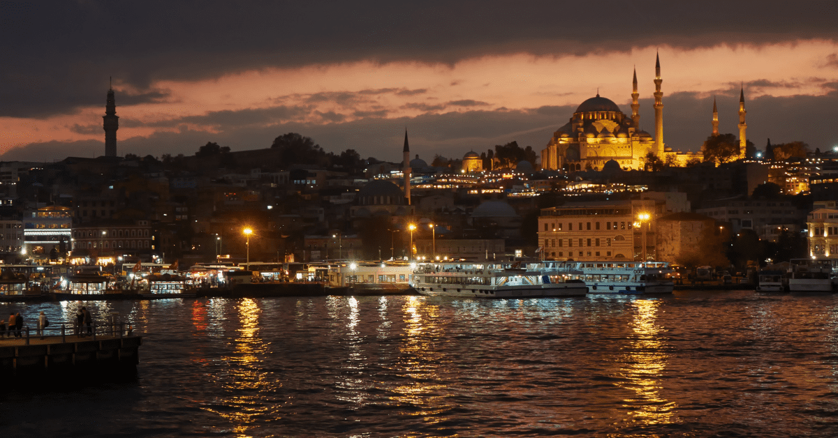 <figcaption class="wp-element-caption">Celebrate love in the city of two continents, Istanbul, where East meets West and romance blooms. <em>Image credit: Yaroslav Danylchenko/Freepik</em></figcaption>