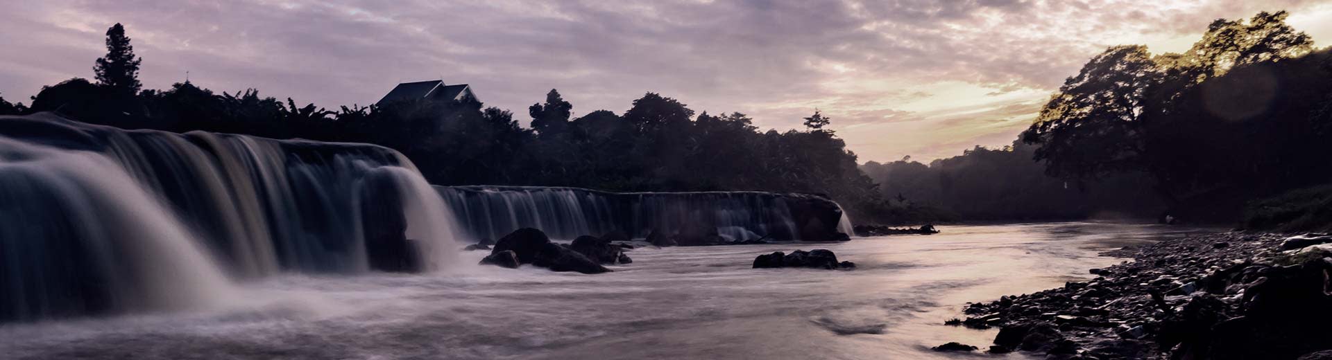 Cascadas de Parigi con un cielo de color flamenco durante el amanecer en Bekasi.