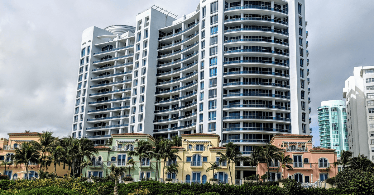 <figcaption class="wp-element-caption">The Bath Club Miami, a prestigious private club in Miami Beach, known for luxury and exclusivity. <em>Image credit: Wikimedia</em></figcaption>