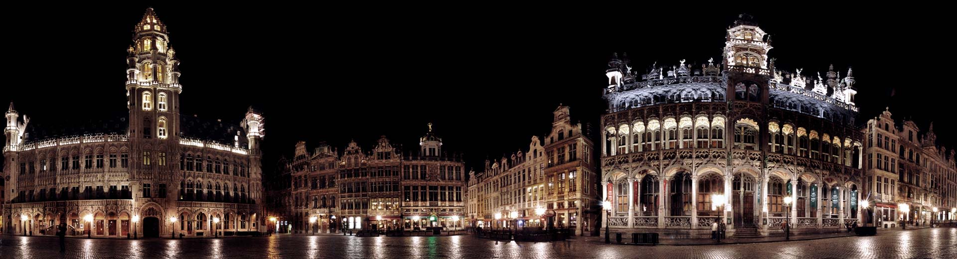 El centro de la ciudad de Bruselas en la noche con el ayuntamiento a la vista.