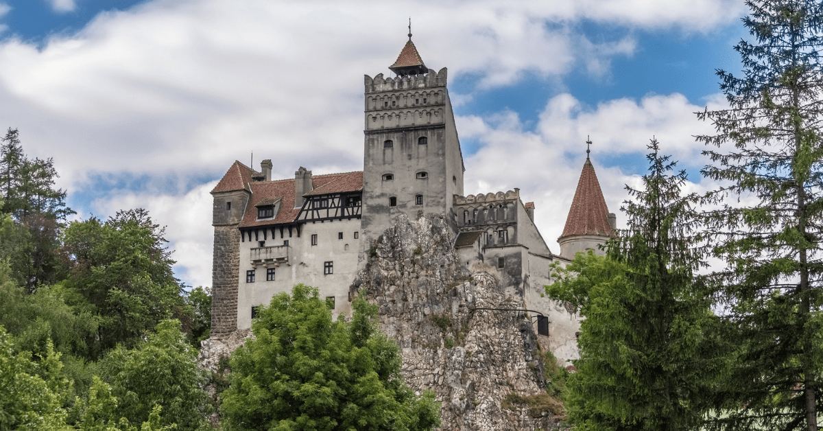 <figcaption class="wp-element-caption">The legendary Bran Castle, Romania.<em> Image Credit: Wikimedia</em></figcaption>