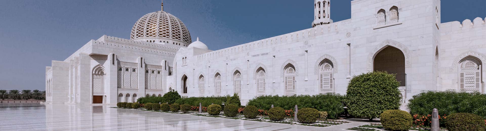 Une ancienne mosquée par une journée claire et ensoleillée à Muscat.