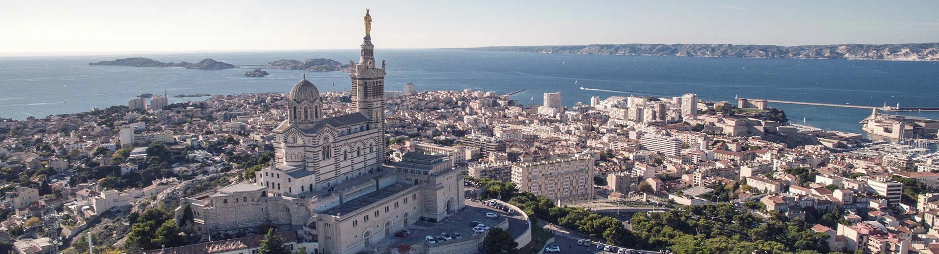Der schöne Hafen von Marseille erstreckt sich an einem klaren und warmen Tag.