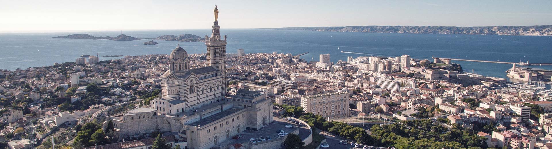 Le magnifique port de Marseille s'étend par une journée claire et chaude.