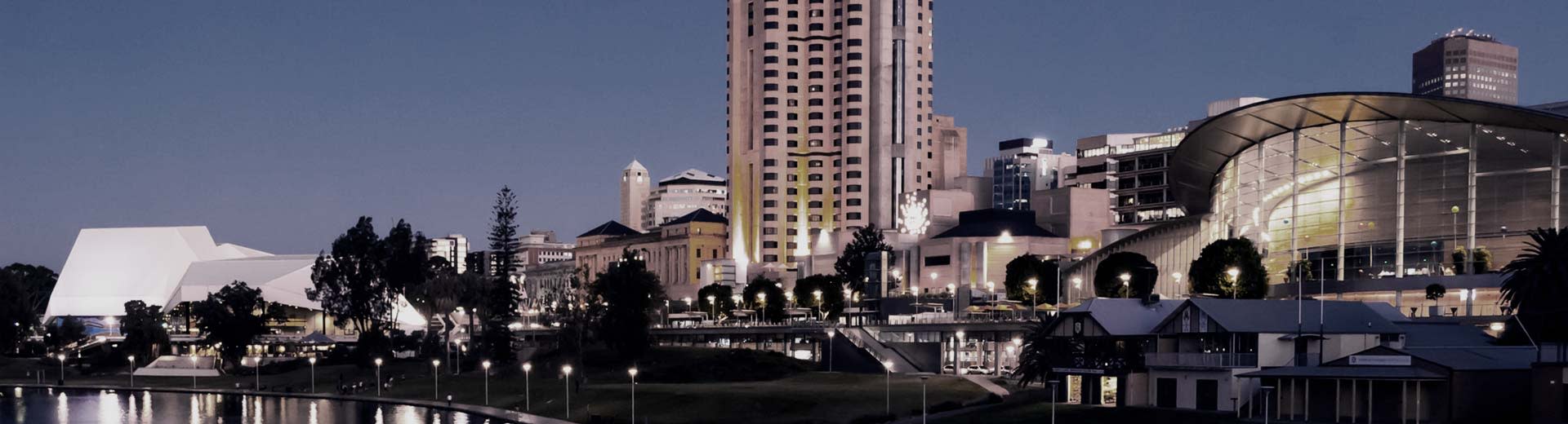 Al anochecer, las luces contra el agua iluminan la tira del puerto con el Hotel InterContinental a la vista.