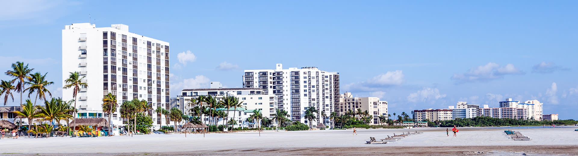 High Rise Hotels überblicken einen Strand in Fort Myers an einem schönen Sommertag.