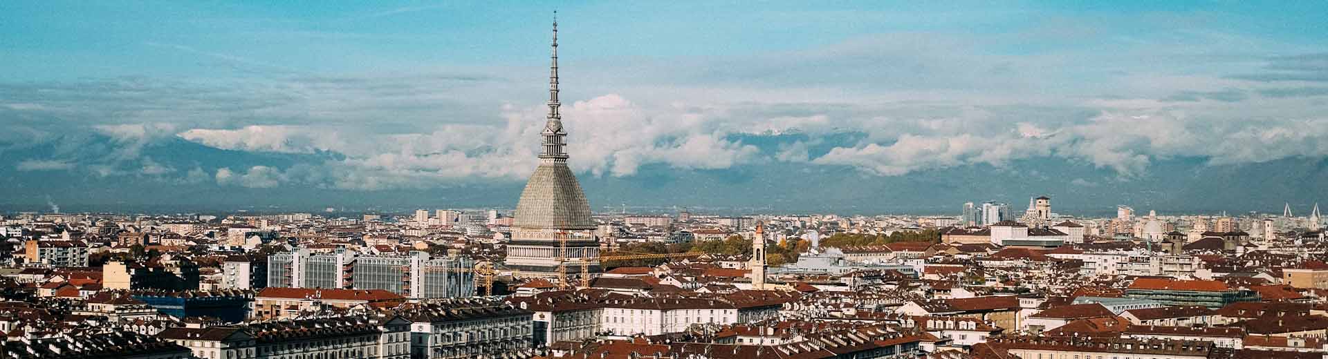Schöne Stadt Turin an einem klaren Sommertag. Kathedralen und Kirchenstätten sind reichlich vorhanden.