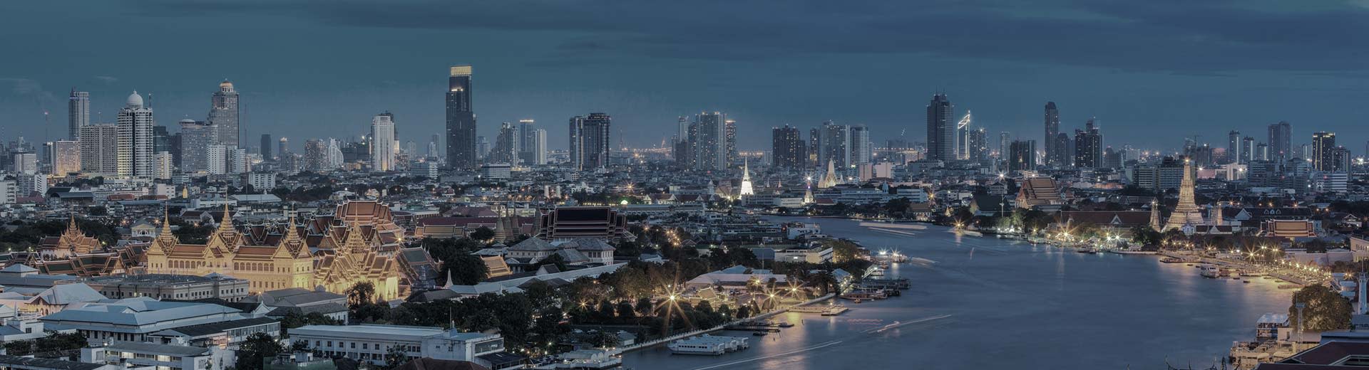 晴朗傍晚的曼谷天际线与城市灯光交相辉映。
