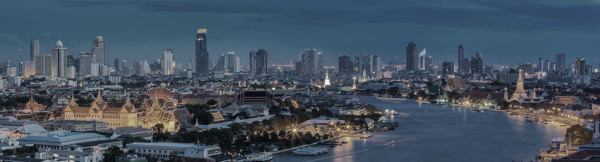 Blick auf die Skyline von Bangkok an einem klaren Abend mit den Leuchten der Stadt verursacht einen Glanz.