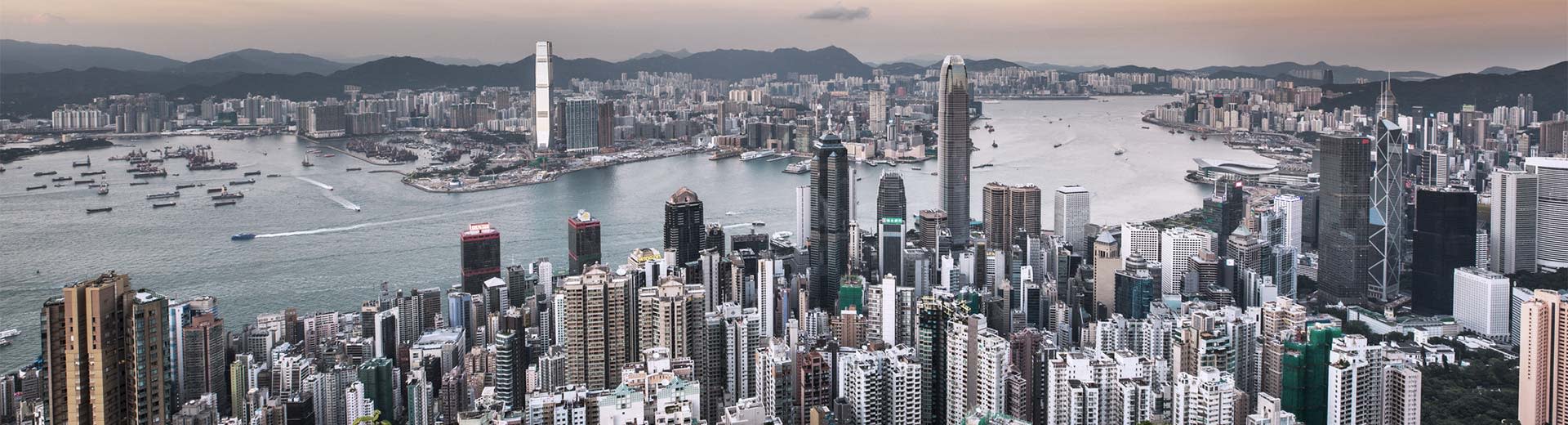 La extensa masa de rascacielos en la famosa ciudad de Hong Kong en un día gris.