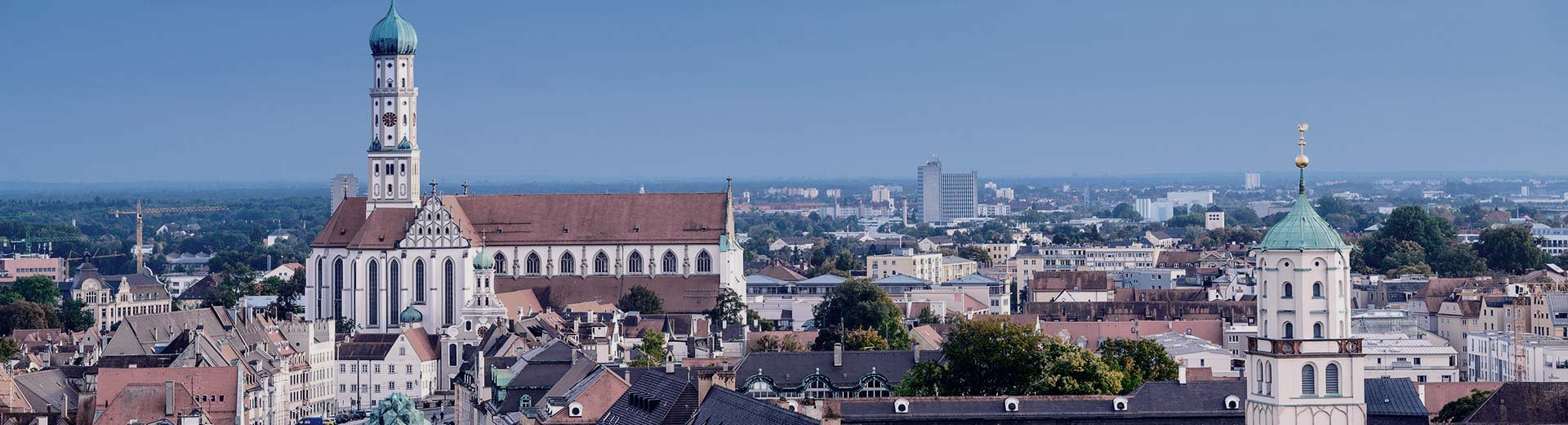 阳光明媚的一天，奥格斯堡市中心的市政厅和高高耸立的 Perlachturm 大教堂尽收眼底。