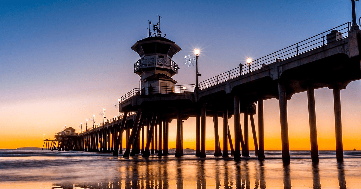 <figcaption class="wp-element-caption">Huntington Beach Pier. <em>Image credit: Wikimedia</em></figcaption>