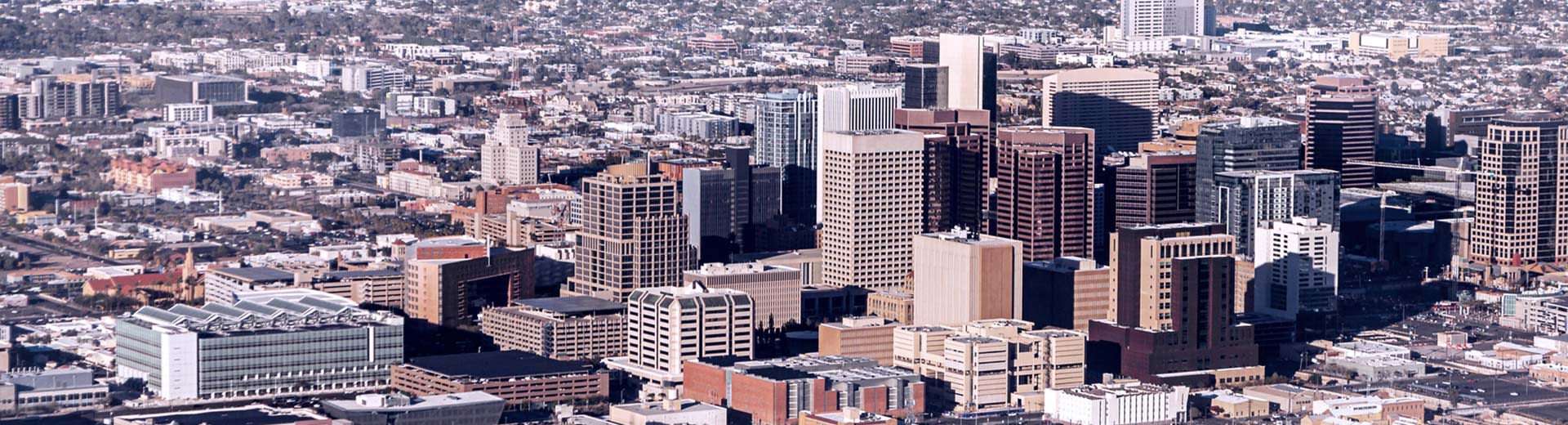 Downtown Pheonix avec des immeubles carrés et grands sautant par une journée claire et chaude.