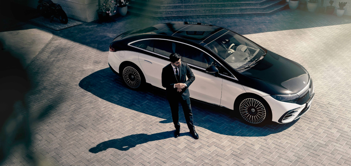 Blacklane chauffeur assisting a passenger through the airport by wheeling her luggage