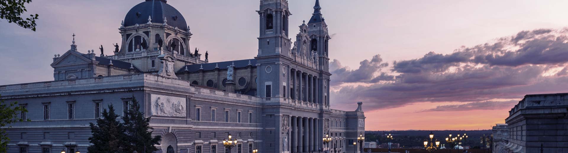 马德里市的美丽日落，前景是一座若隐若现的大教堂。