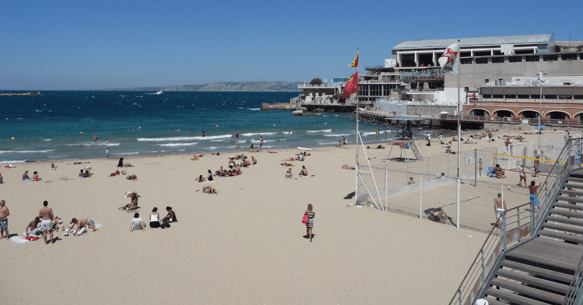 <figcaption class="wp-element-caption">Plage Des Catalans, Marseille, France. <em>Image credit: Wikimedia</em></figcaption>