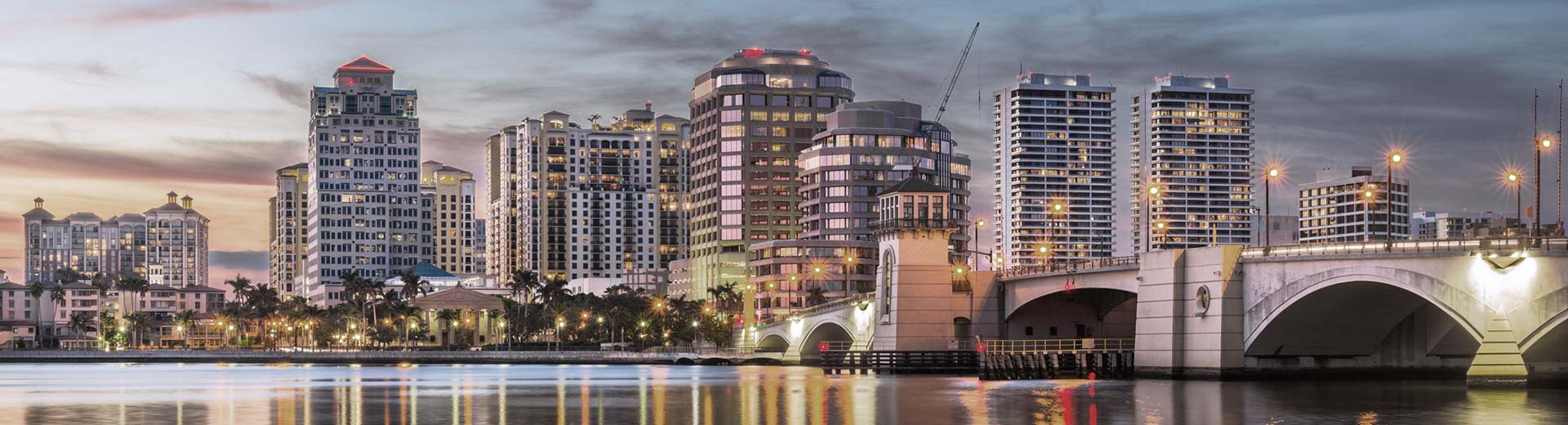 Les hôtels et les hébergements de grande hauteur dominent la ligne d'horizon à Palm Beach.