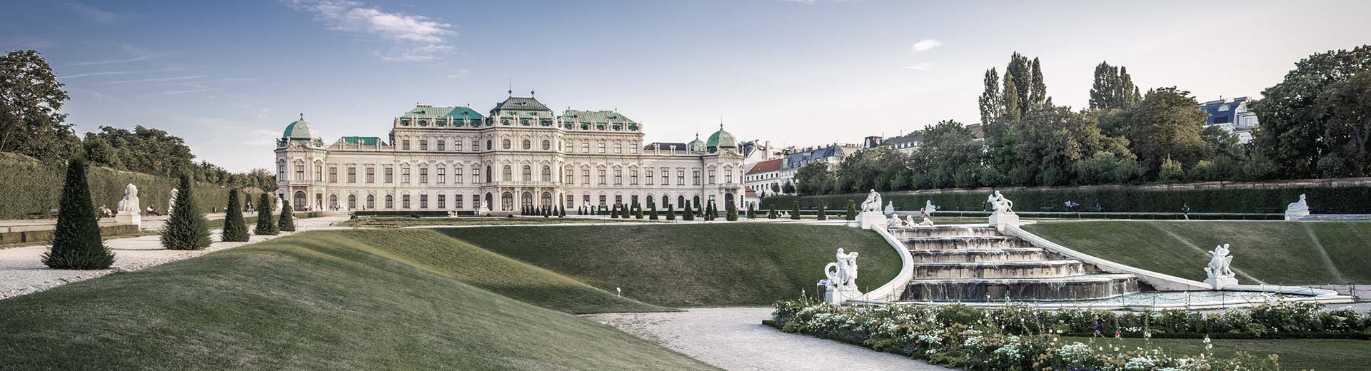 在晴朗的日子里，举世闻名的美泉宫（Schönbrunn Palace）坐落在修剪整齐的草坪中。