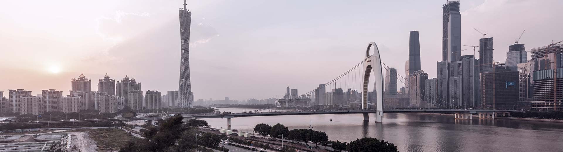 以旭日东升为背景的广州未来城市景观。