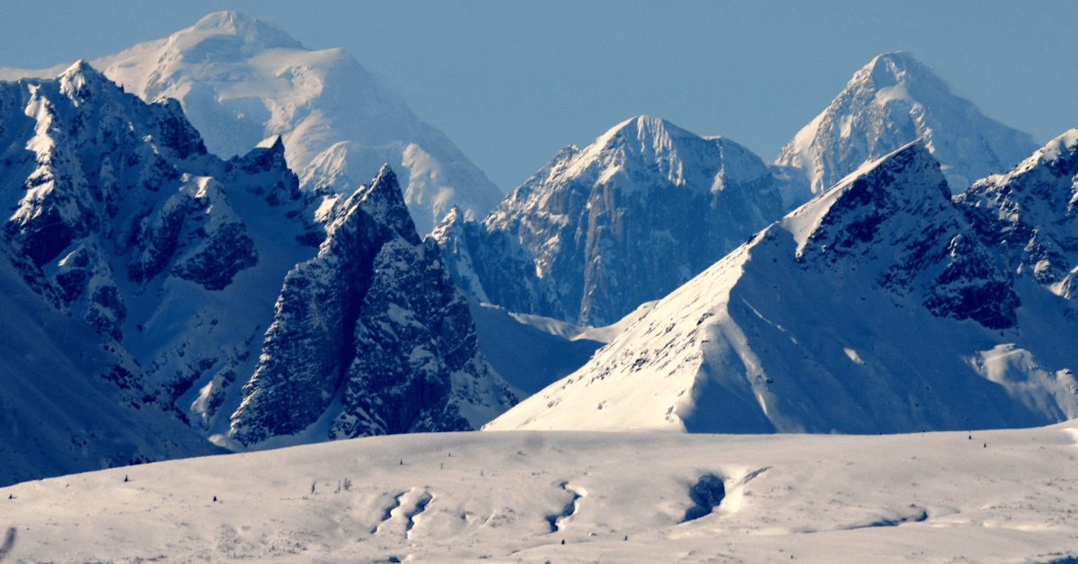 <figcaption class="wp-element-caption">Peaks of the Alaska Range.&nbsp;<em>Image credit: Wikimedia</em></figcaption>