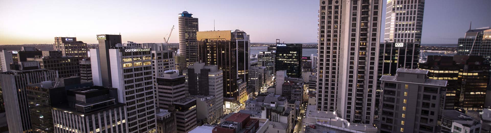 Auckland City Skyline au crépuscule, avec des gratte-ciel dominant le premier plan.