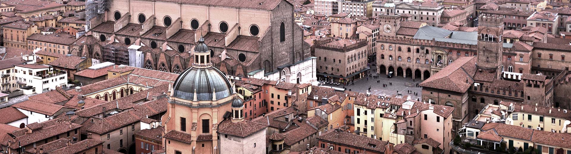 Vista de ojos de pájaros del centro de la ciudad de Bolonia con la capilla en el centro.