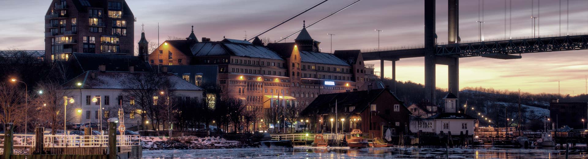 Edificios históricos a lo largo de las orillas de Gotemburgo por la noche.