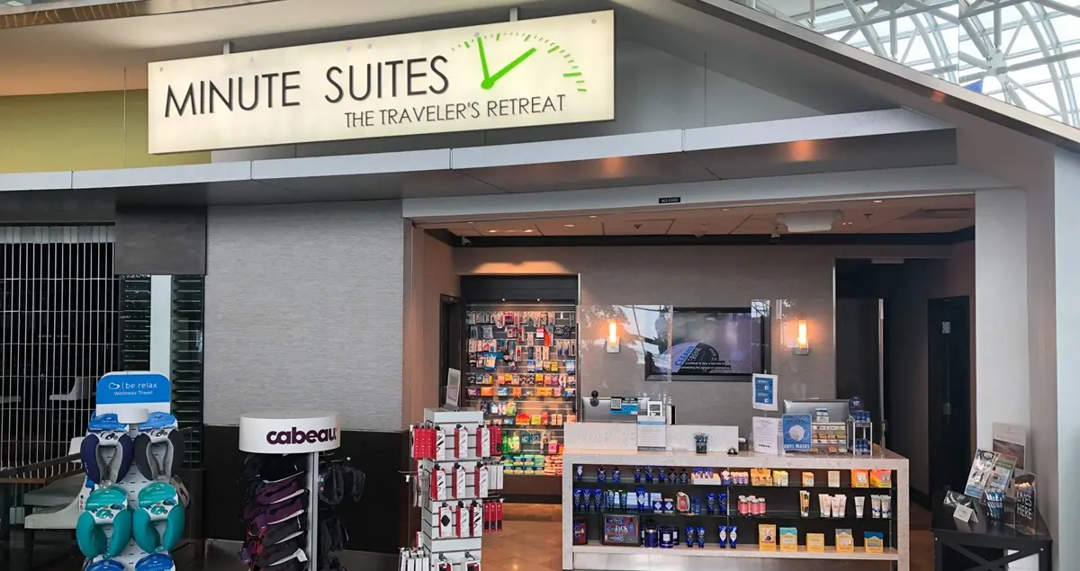 A shot of the outside of the AmericanExpress Minute Suites area of Charlotte Airport, showing a counter, snacks and equipment.
